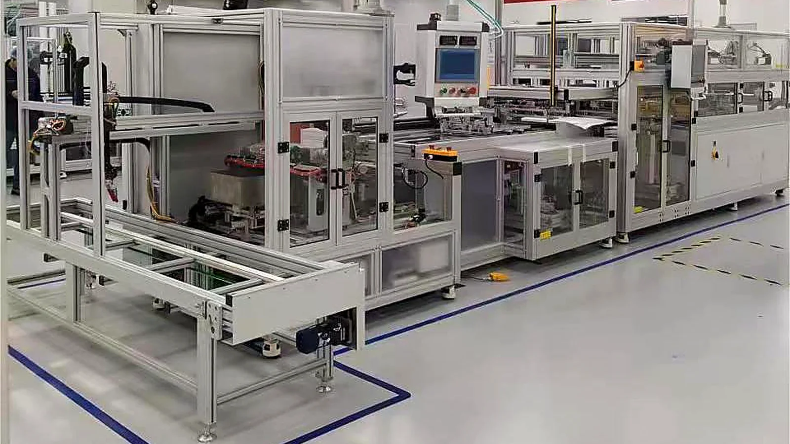 RO membrane production equipment arranged for controlled material flow